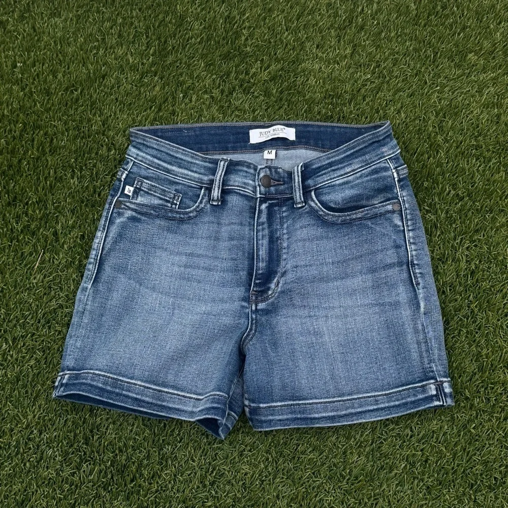 Judy Blue Mid-rise Heavy Contrast Flap Pockets Shorts - Picture 6 of 12